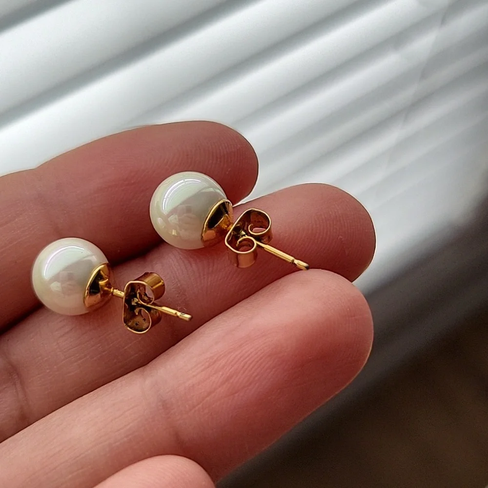 Faux Pearl Stud - Picture 2 of 3